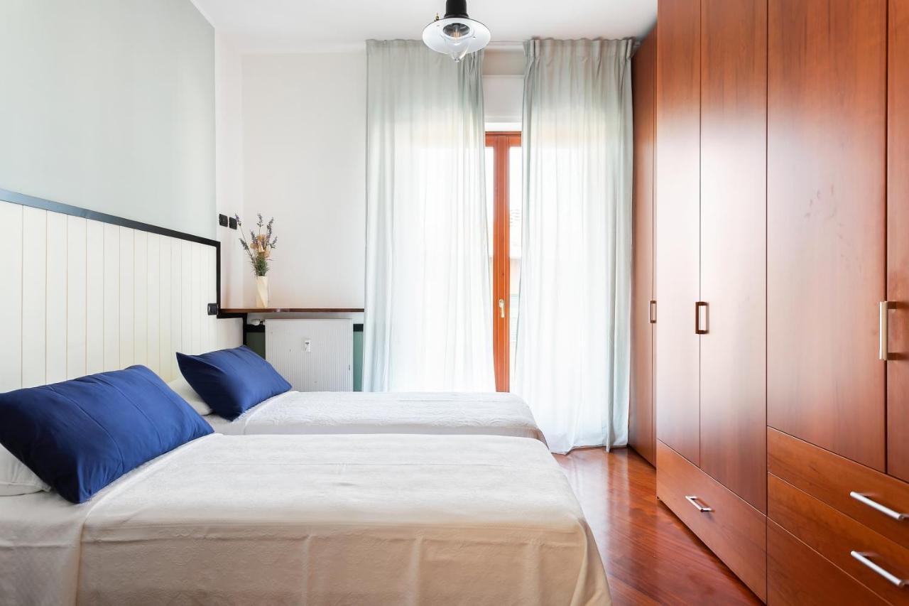 Santa Chiara Apartment By Myhomeincomo Exterior photo